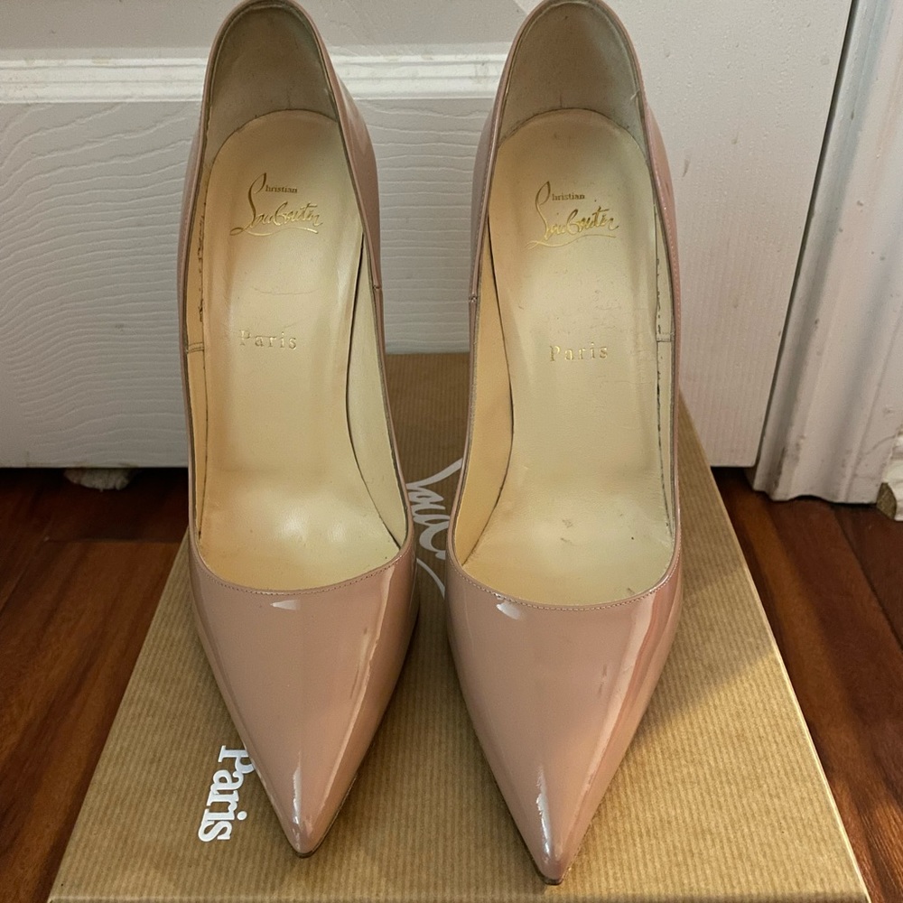 Christian Louboutin “So Kate” pump in nude - sz 9 (EU 40)
